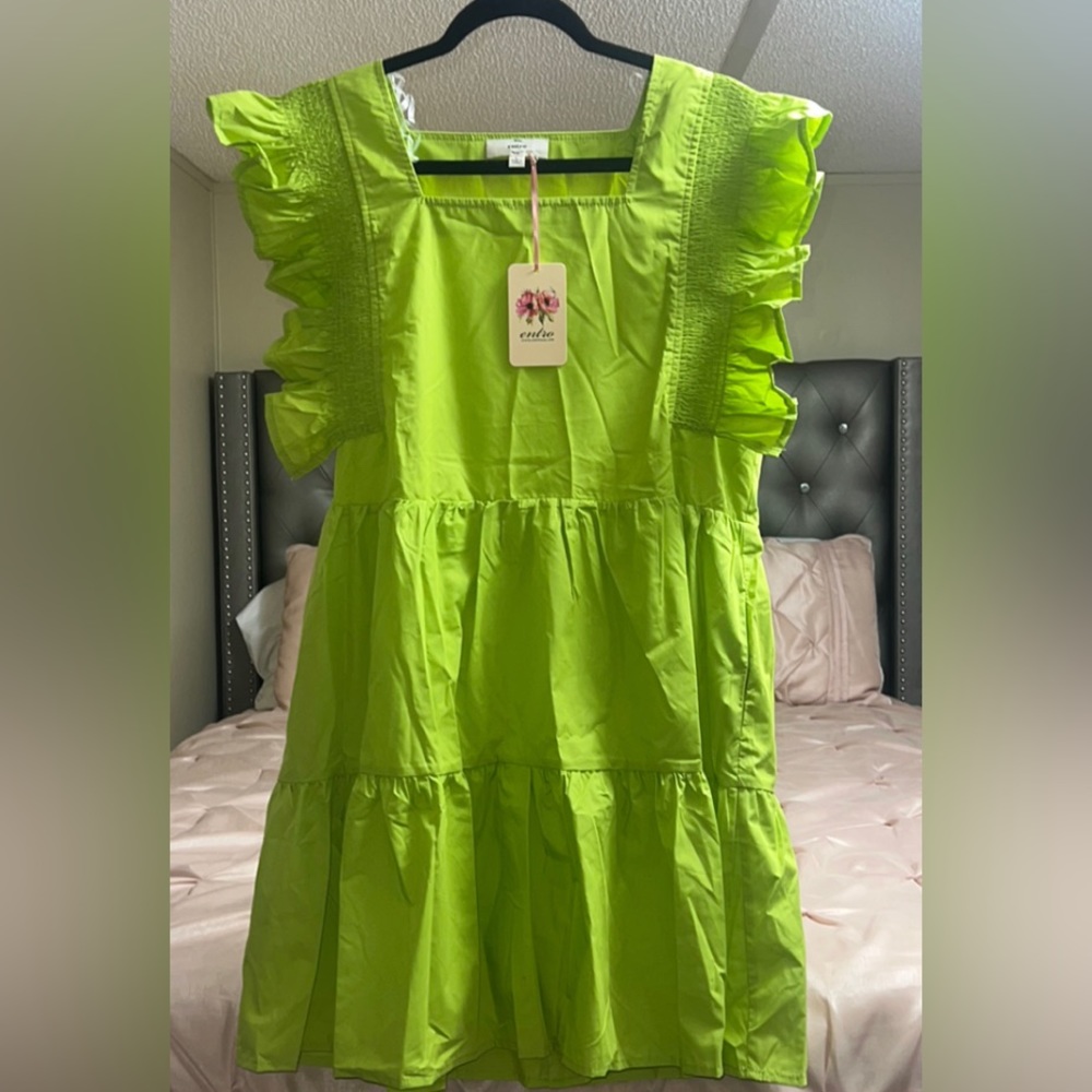 Super easy flowy fit! Square neckline and ruffled sleeves with pockets